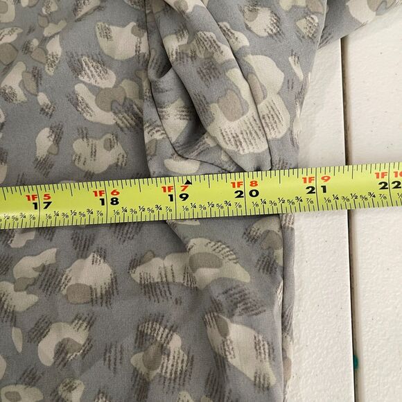 Calivta Blouse Women's Medium V-Neck Button Up 3/4 Sleeve Career Shirt Top NWT - Picture 8 of 10